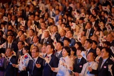 이재명 지지율 두차례 연속 떨어지며 8%p↓…광복절 특사 영향