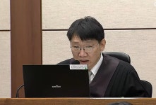 서울지법 이진관 판사, 발언권 요청한 김용현 前 국방부 장관 변호인 이하상 변호사 등 감치 명령