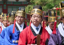 김경수, 가야 역사 복원 종친과 함께... 산청 덕양전 춘향대제 참석