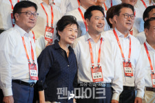 [펜앤현장] '골든크로스' 이뤄낸 국민의힘, 1박2일 연찬회 돌입…박근혜 전 대통령도 참석
