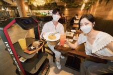 KT-엠에프지코리아, ‘메드포갈릭’에서 AI 서빙로봇 시범 서비스 선보여
