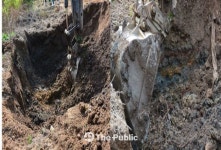 충북 진천군 문백면 은탄리 축산폐기물 불법매립지 굴삭기 발굴로 각종폐기물 드러나…