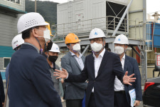 박형준 부산시장, (주)금양·첨단신발융합허브센터 방문해 정책 추진상황 점검