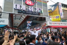 [포토뉴스] 경북 포항 죽도시장 방문한 윤석열…포항시민들의 열렬한 환호