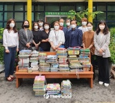 [포토] 청주시 대성초 학부모회, ‘봉황온마을 작은도서관’아동도서 기부