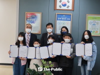 [포토] 청주시 내덕2동 주민자치위, 내덕초 희망 장학금 전달