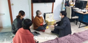 [포토] 청주시 청원구, 취약게층 생활실태 점검·후원물품 전달