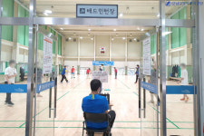 [강남구도시관리공단]매봉산실내배드민턴장 새단장...마룻바닥 샌딩 공사-내부 하단 벽 도색 작업 실시