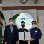 진천경찰서장, 보이스피싱 예방 덕산농협 직원에게 감사장 전달