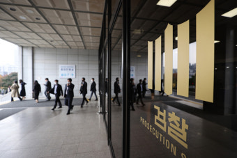 김용 구속기한 5일 남기고 ‘정치자금 수수’ 기소에 무게...이재명 수사로 이어질까