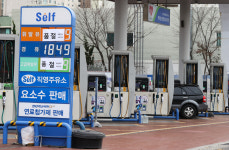 ‘기름 대란’ 품절 주유소 100곳 육박…주유소마다 ‘패닉 바닝’