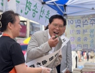 송석준 의원, 장호원 전통시장 오가며  민심 탐방