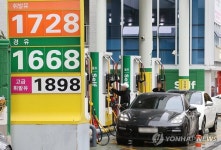 전국 주유소 기름값 5주 연속 하락…휘발유 평균가 1700원 초반대로 뚝
