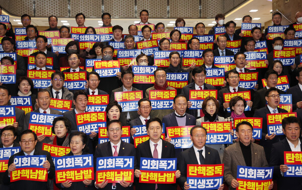 탄핵 촉구 여론에 담긴 윤석열 대통령의 운명, 세계적 관심 집중