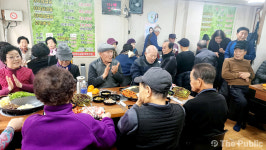 [포토] 청주시 우암동 더덕솥뚜껑삼겹살, 우암경로당 점심식사 제공