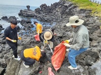 하이트진로 바다의 날 맞아 반려해변 정화활동 진행... 해양 환경문제 해결자료 수집