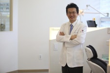 [건강정보] 고령층 위한 전체 임플란트, 틀니와 구분 및 주의사항은?