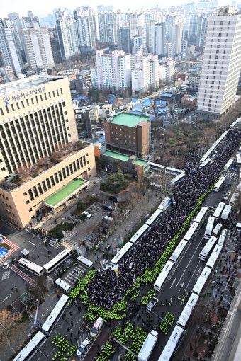 [포토] '윤석열 대통령 지지' 시민들로 인산인해 이루는 마포대로 '서부지법 앞으로 모여라'