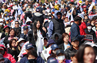 [포토] 윤석열 대통령 파면 선고...지지자들 울고 쓰러지고 망연자실