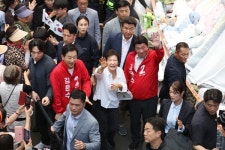 [포토] 선거의 여왕 박근혜 전 대통령, 선거 앞두고 서문시장 방문