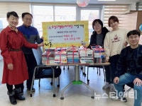 대전 유성구 독서동호회 지혜의샘, 별똥별과학도서관에 도서 기증