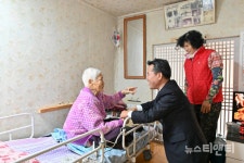 [포토] 박정현 부여군수, 읍면 순방시 최고령 어르신 신년세배