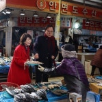 이명수 의원, 아산 온양온천시장 방문 상인들 위로