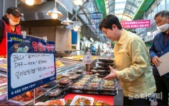 [포토] 박정현 대덕구청장...전통시장서 만원의 행복 장보기