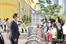 박상돈 천안시장, 초등학교 개학 첫 날 학생·교직원 격려