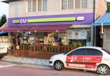 [포토] 확진자 근무한 편의점...방역소독 임시 폐쇄