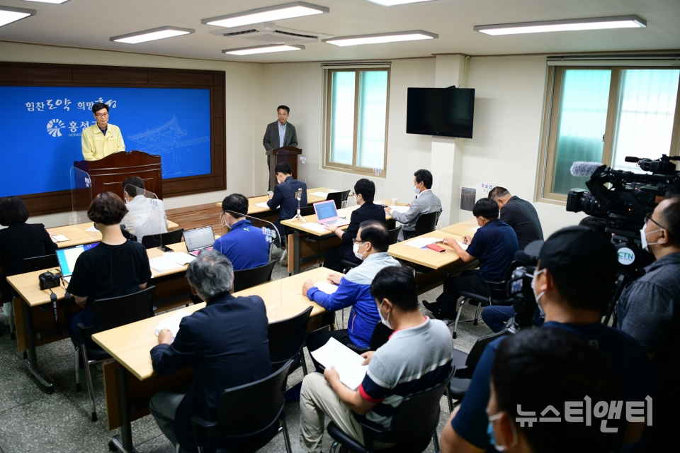 이재명 대통령, 폭염 피해 대응 총력...무더위 쉼터 신속 점검 및 단속 지시