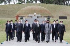 [포토] 양승조 충남지사, 정세균 국무총리와 홍주의사총 참배