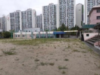 [포토] 초등학교 운동장 학생은 간데 없고, 잡초만 무성해