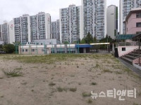 [포토] 초등학교 운동장 학생은 간데 없고, 잡초만 무성해