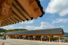 [포토] 공주시, 시원하게 뻗어내린 왕릉교 한식회랑...준공 눈앞