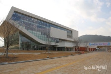충남도서관,  3층 노트북 공간 유선 인터넷도 제공