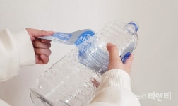 상표 띠 없는 친환경 생수병...충남도, 샘물 업체 4곳과 협약