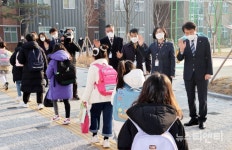 김병우 충북도교육감, 새 학년 등굣길 학생 맞이