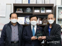 윤용대 대전시의원, 갈마아파트 노인회 감사패 받아