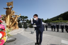 한범덕 청주시장, 제76주년 광복절 맞아 참배 순국선열 애국·애족 정신 기려