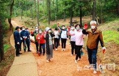 [포토] 맨발로 꾹꾹...부춘산 황톳길 만들어요