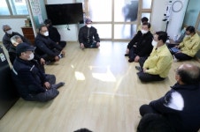 [포토] 양승조 충남지사, 예산군 주교5리 마을회관 한파 쉼터 운영 현황 점검