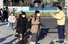 [포토] 설동호 대전교육감...신학기 첫 등교 학교 방역현장 점검