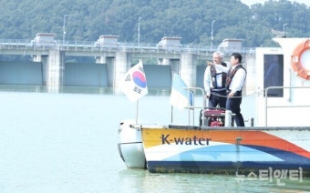 [포토] 대청댐 물관리시설 둘러보는 윤석대 사장과 우크라이나 대사