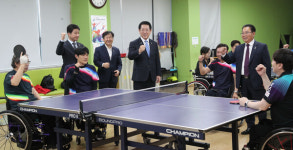 [포토뉴스]김영록 전남 지사,장애인체전 훈련중인 전남장애인 탁구선수 격려
