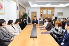 윤건영 교육감, 민원의 날 맞이 민원담당자 목소리 청취 및 기념행사 진행