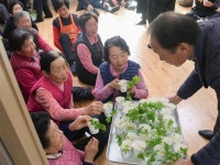 공주시, 스마트 경로당 작물 첫 수확