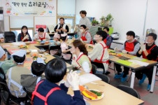 국민의힘 세종갑 당협위원회, 김밥 만들기 봉사활 진행
