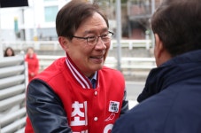 [포토] 최재형 의원, 창신역 거리 인사 진행