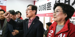 [포토] 최재형 의원, 경로당서 큰절 등 종로 구석구석 민심 탐방